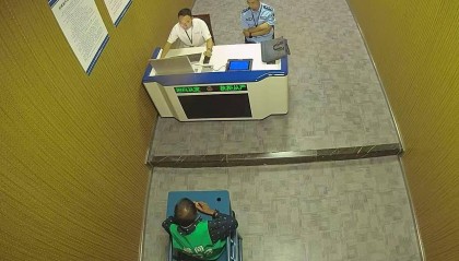 浙江一醉汉推倒围墙被拘，“一推就倒”的围墙是豆腐渣？回应：河边防护墙，用锤子砸的