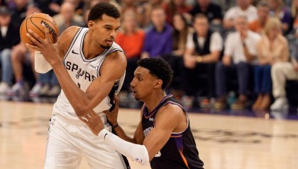 布克28分文班亚马9+9 太阳送马刺赛季首败