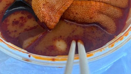知名麻辣烫外卖吃出整块抹布?当事人:瞬间食欲全无!