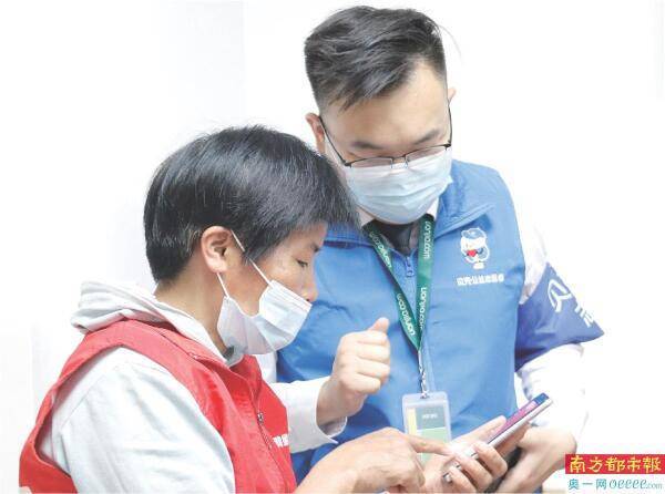 教老人用手机 跨越数字鸿沟