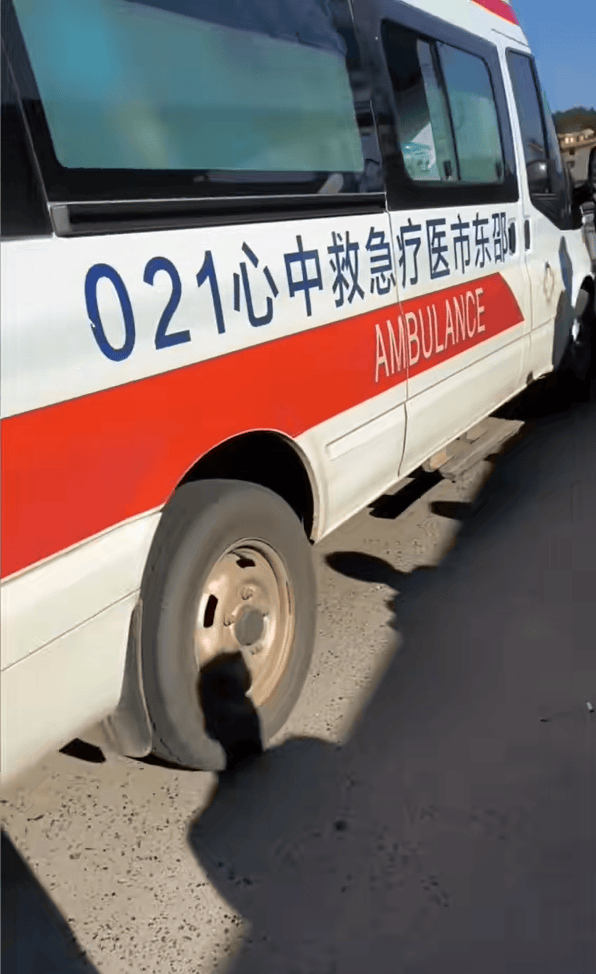 湖南一交警被指扣车失控，大妈和几岁孙女被拖拽十几米，官方：正核查