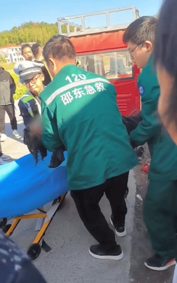 湖南一交警被指扣车失控，大妈和几岁孙女被拖拽十几米，官方：正核查