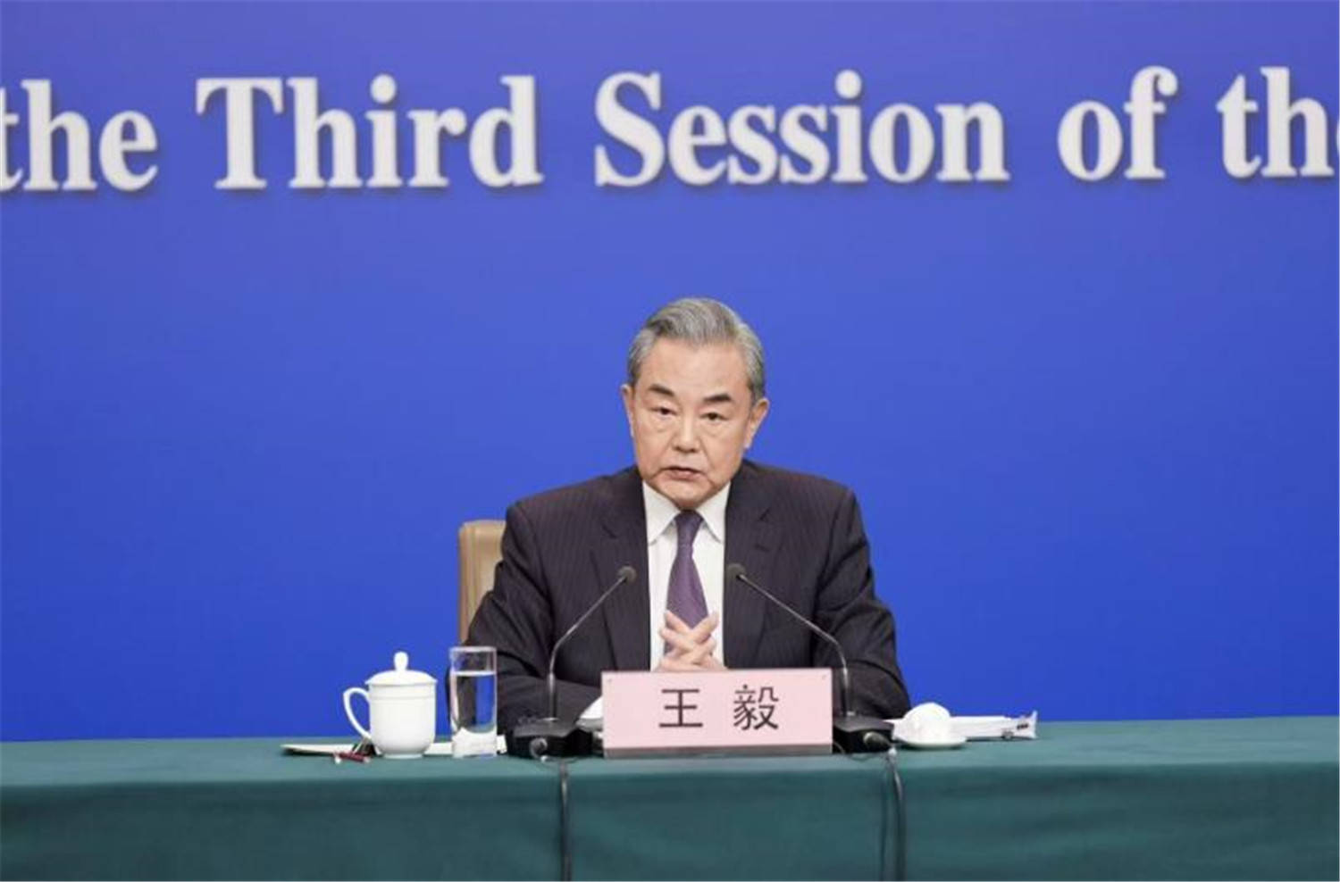 特朗普体面投降，送华第4份投降大礼，王毅走前留下最后一句忠告