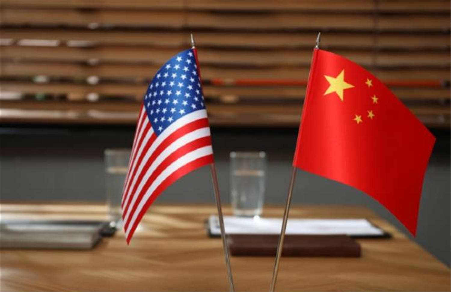 特朗普体面投降，送华第4份投降大礼，王毅走前留下最后一句忠告