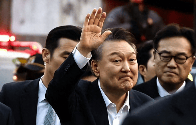 重要证人突然自杀身亡！李在明不得不承认，他果然还是小瞧了尹锡悦夫妇，又被他们逃过一劫？