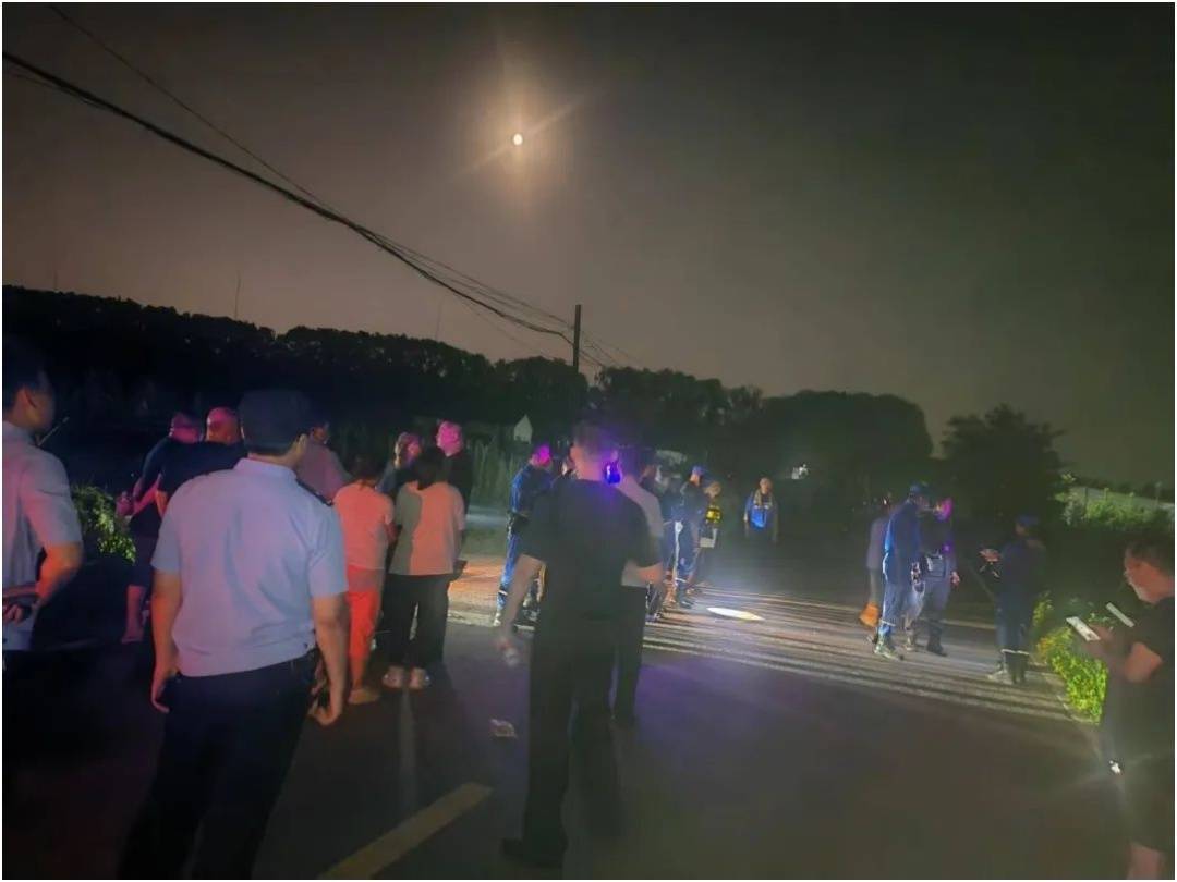 七旬老人在玉米地走失,四枚信号弹照亮归途