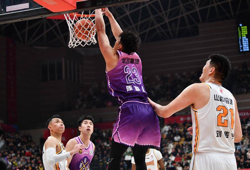 媒体人:陈国豪三方交易永久转会广州 广东得到焦泊乔