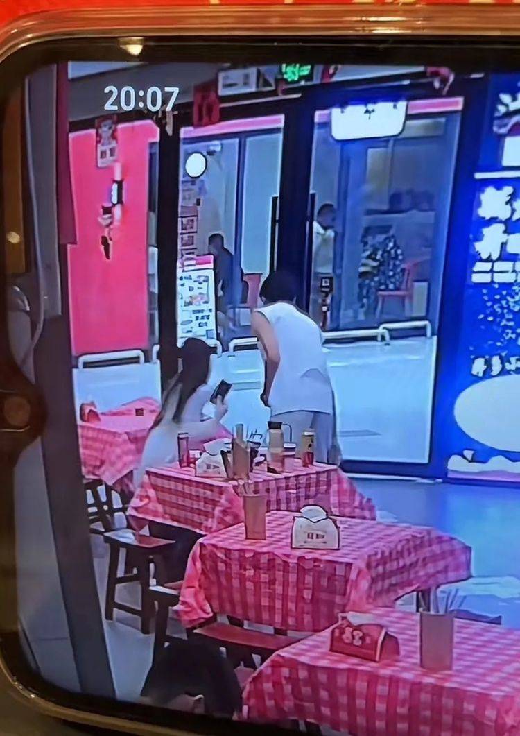 浙江一对男女吃饭没买单飞奔而去,店主曝光监控后仍未收到饭钱,老板:跑得比兔子还快