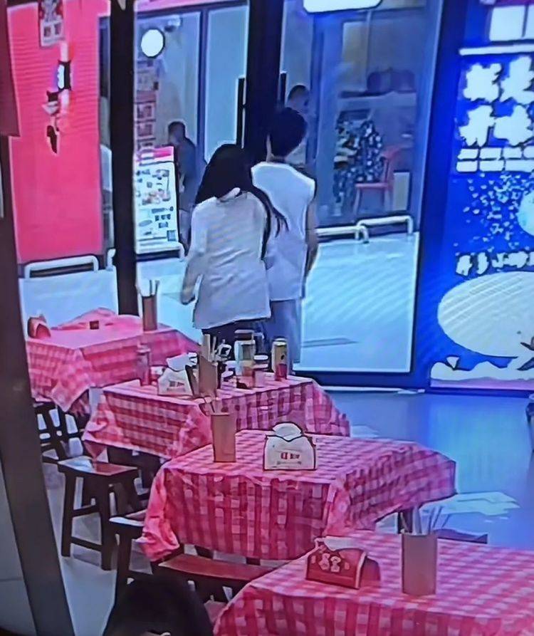 浙江一对男女吃饭没买单飞奔而去,店主曝光监控后仍未收到饭钱,老板:跑得比兔子还快