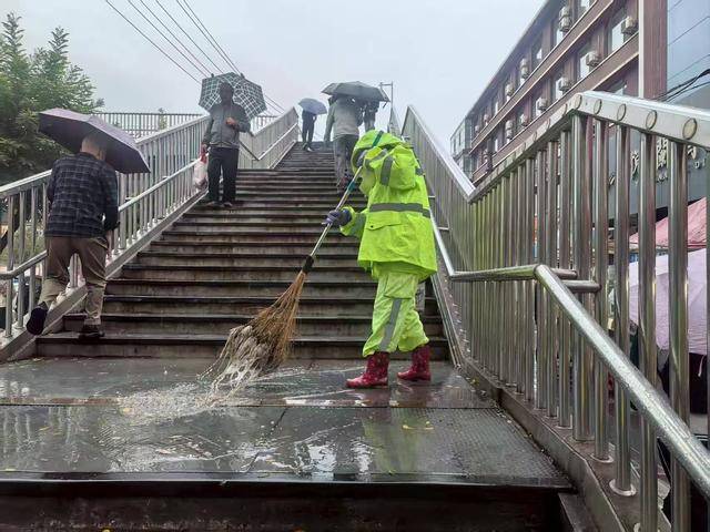 兰州市城管委:出动环卫人员7100余人次 清理落叶杂物18.8吨