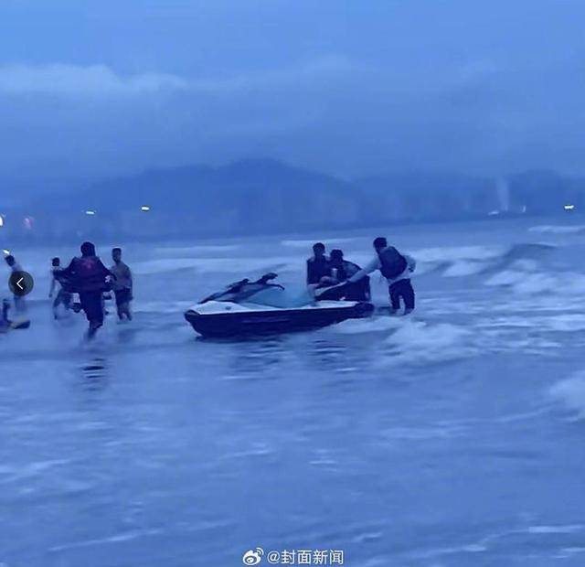 男子三亚游泳溺水 妻子崩溃大哭:喊他不要去他非要去