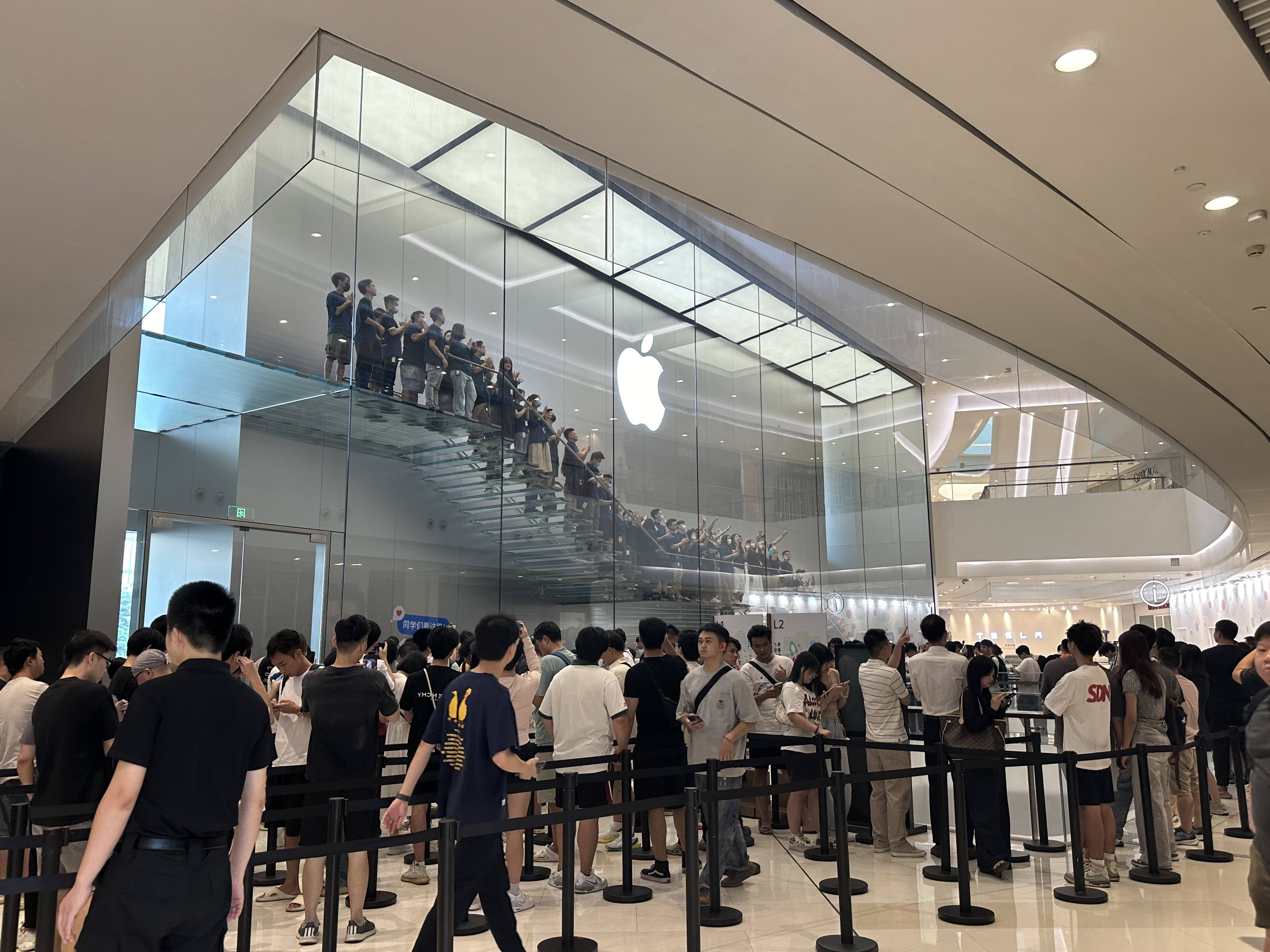 华为、苹果旗舰新机发布在即:高端三折叠手机“硬刚”iPhone 17,哪款产品更值得关注?