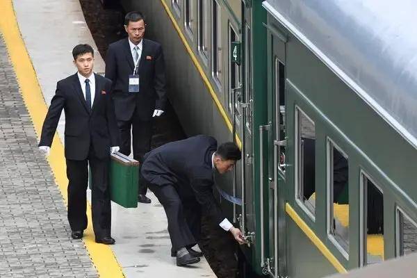 金正恩启程来华,他的神秘专列长什么样?