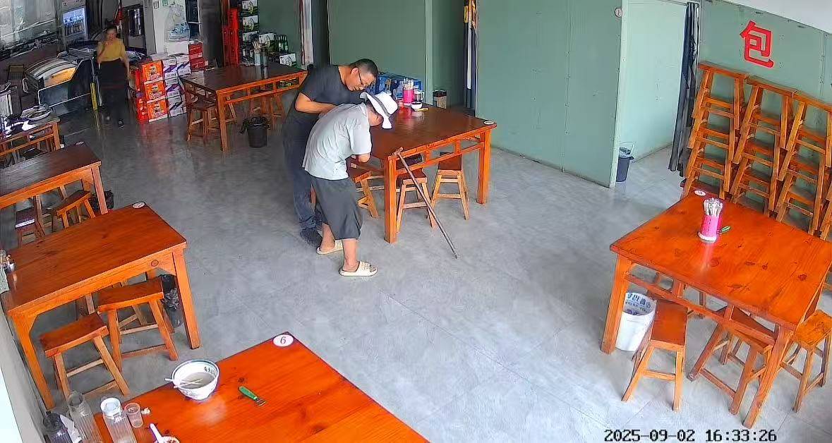 店门口大爷竹筐卖不动,河南周口面馆老板暖心发视频帮卖,网友隔空下单:我出钱你送人