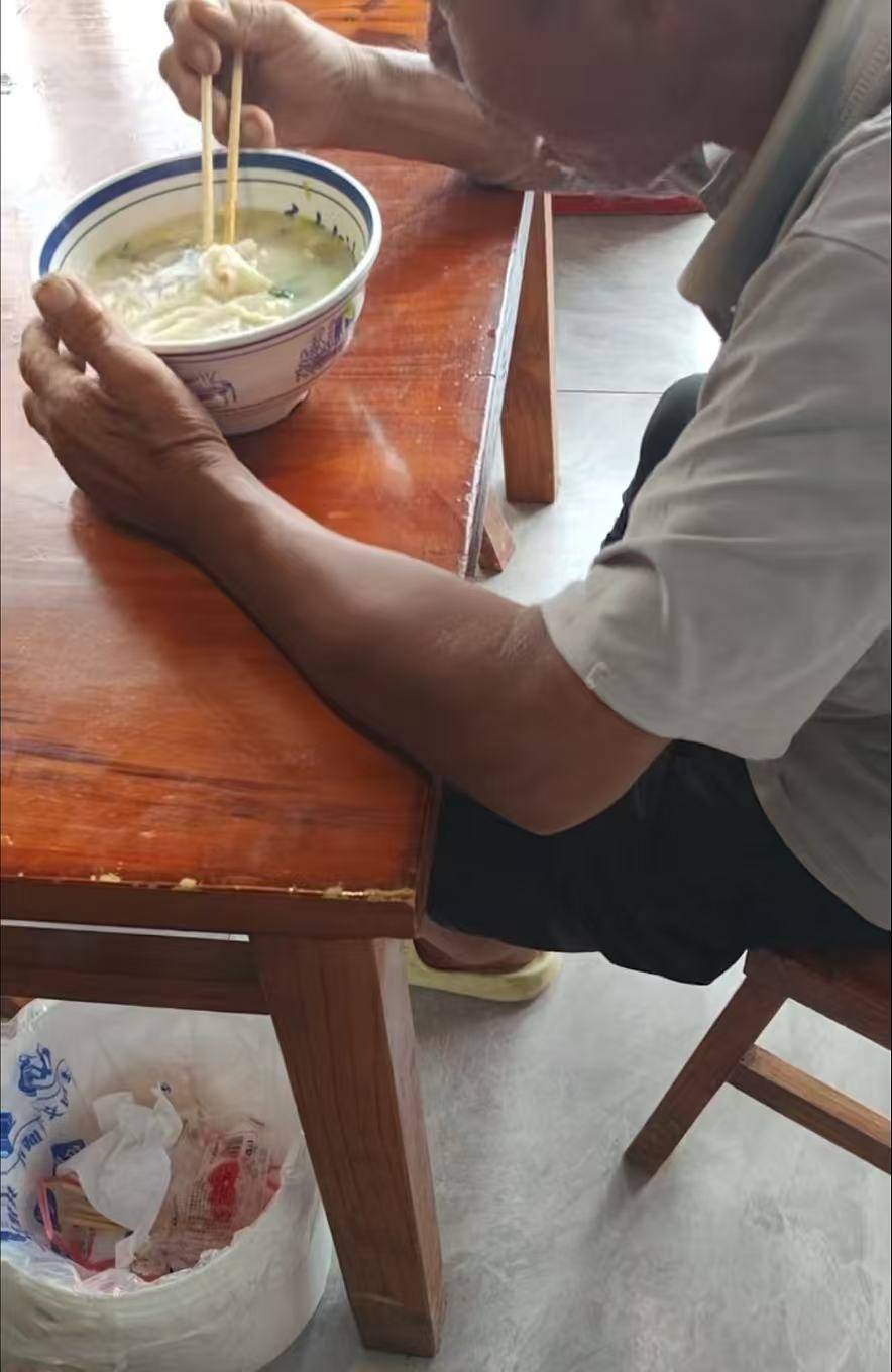 店门口大爷竹筐卖不动,河南周口面馆老板暖心发视频帮卖,网友隔空下单:我出钱你送人