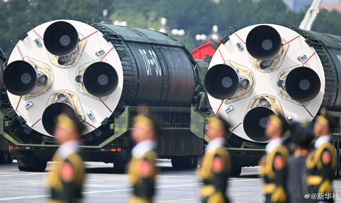 金灿荣:阅兵式上让我大受震撼的五件大杀器