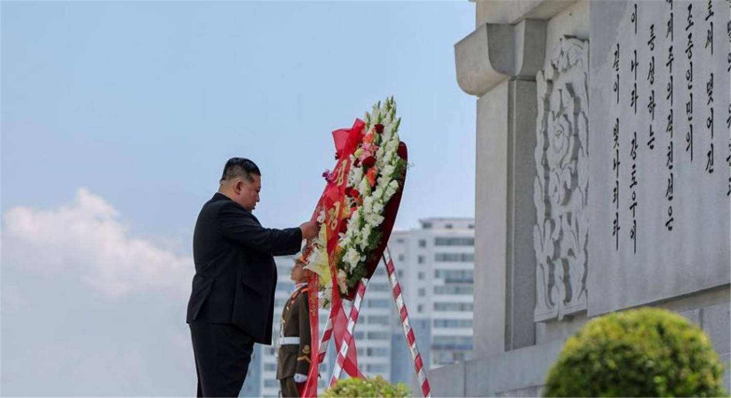 金正恩访华之前,特意带着花去了一个地方,中国人一看,热泪盈眶