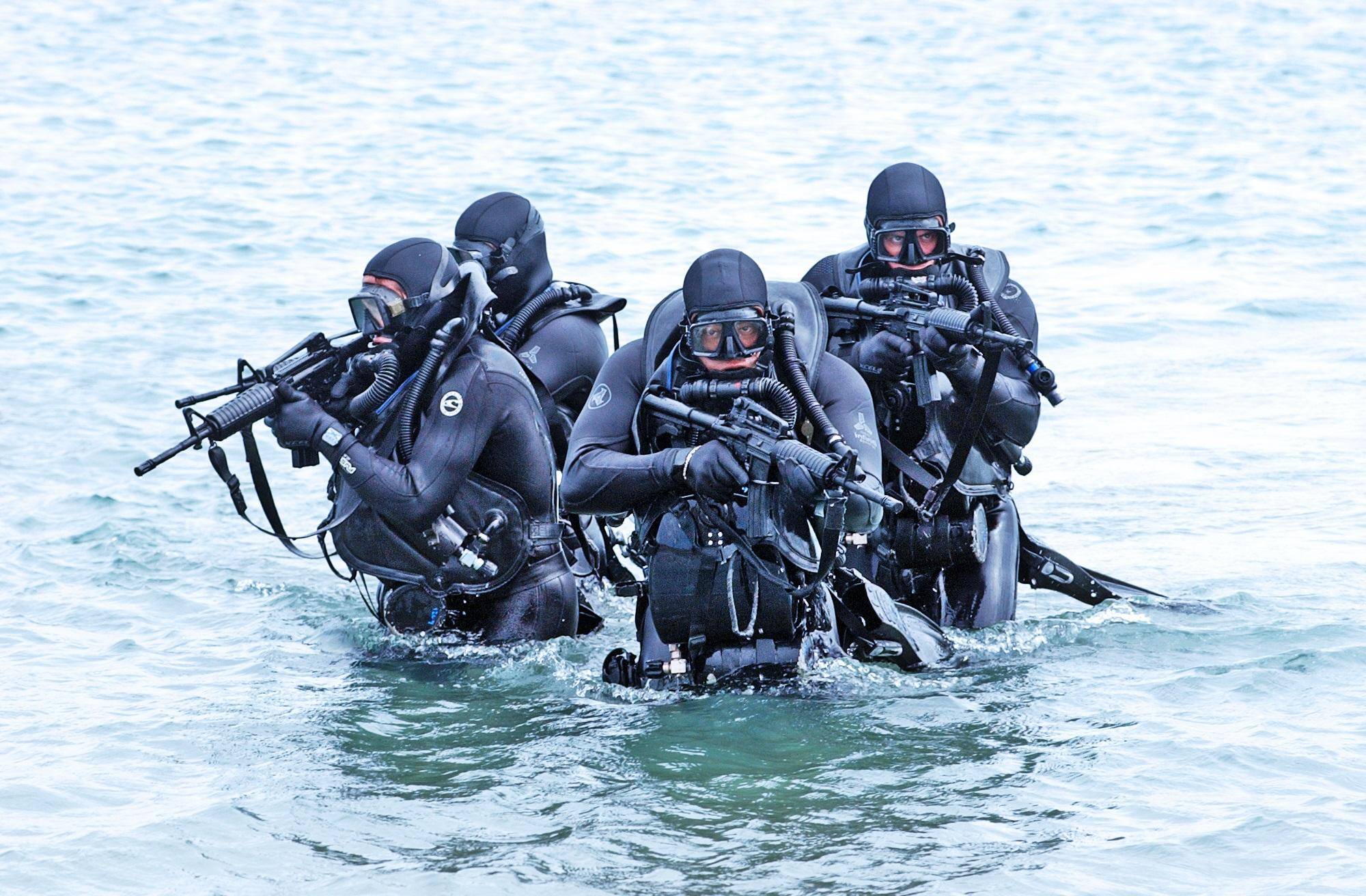 美海豹特种兵突袭胡塞,7500万美元战机坠毁,开火杀死30名也门人