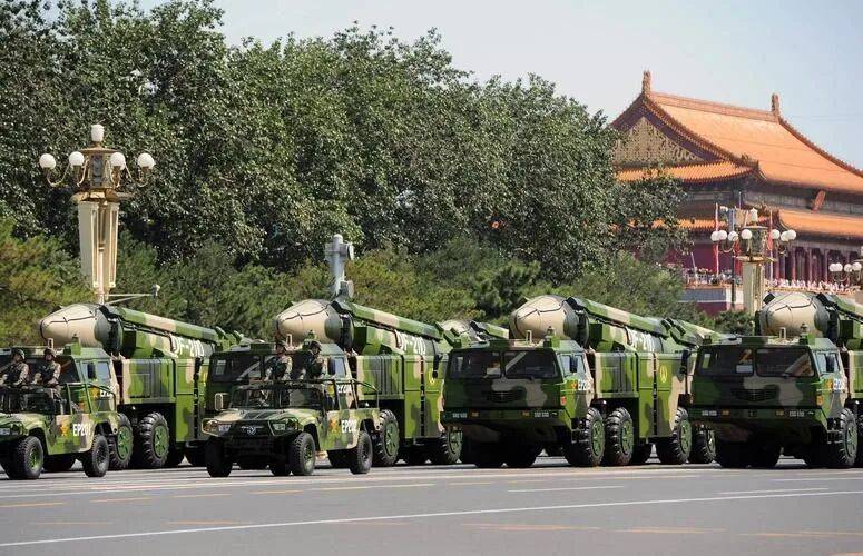 DF61导弹亮相阅兵,北约秘书长破防了,他给32国,发出了一道警告