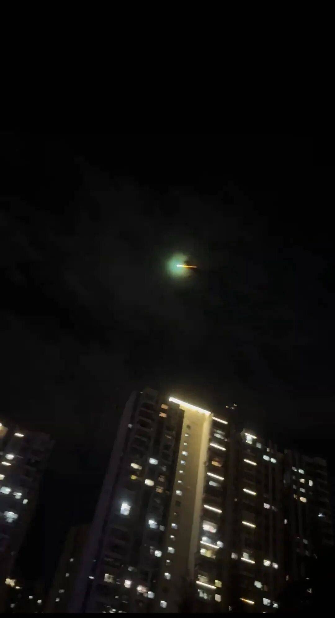 福建多地夜空现不明飞行物?目击者称速度极快放蓝绿色光芒