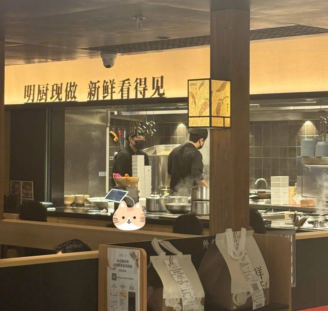 7分钟上齐3道菜,太二酸菜鱼“活鱼现做”遭质疑!客服:只有“鲜活门店”是活鱼现杀