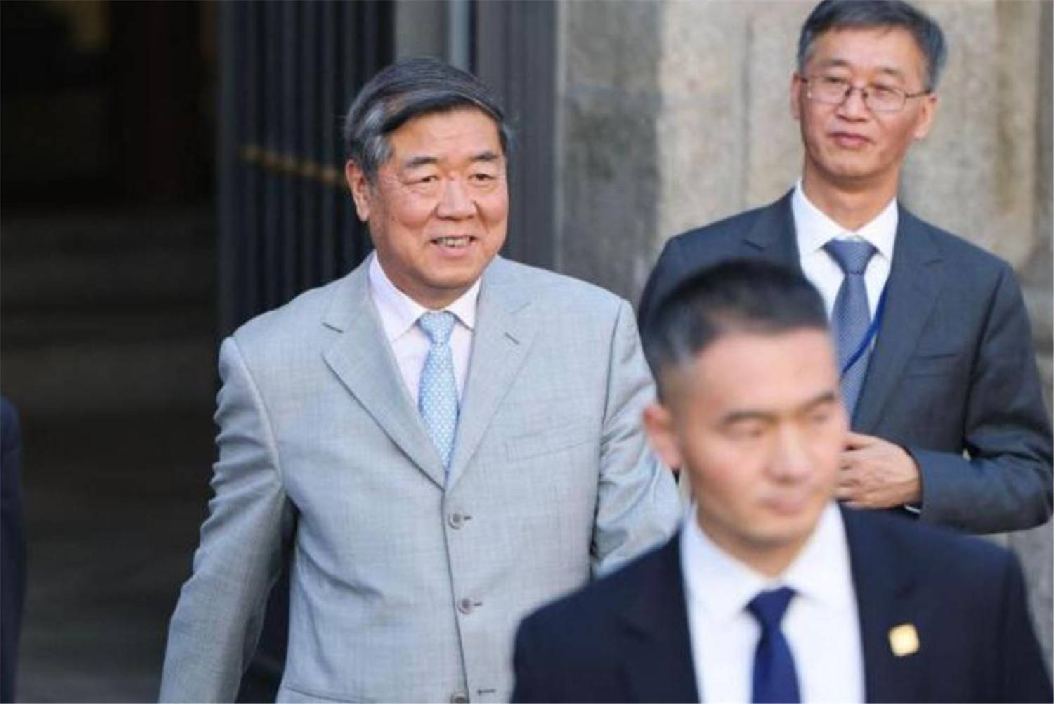 中美激烈交锋两天后,中国大胜归来,中国代表走出会场喜气洋洋