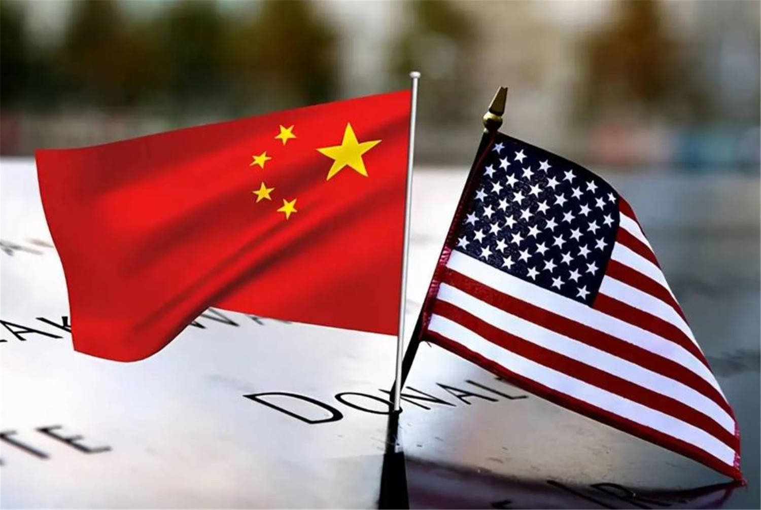 中美激烈交锋两天后,中国大胜归来,中国代表走出会场喜气洋洋