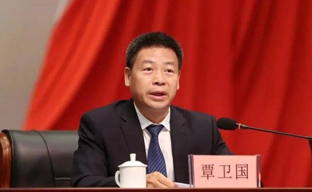中央批准任省委常委后,他被免去副省长职务