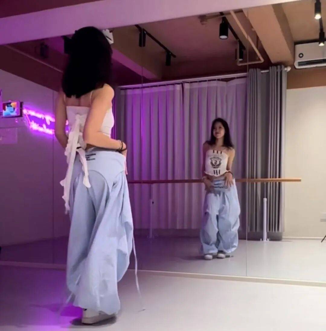 “旋转跳跃，我闭着眼”，下班后选择狂舞的年轻职场人