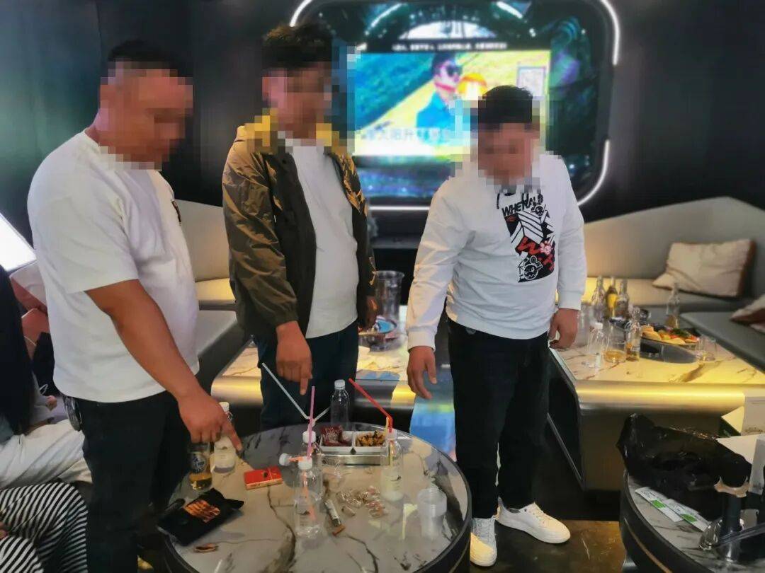 突击清查!KTV包厢内四男三女被控制
