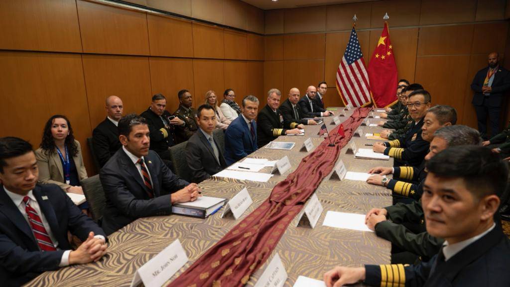 美军航母逼近黄岩岛，055率队大胆插入美军舰队，横刀立马给尼米兹号来了个下马威！