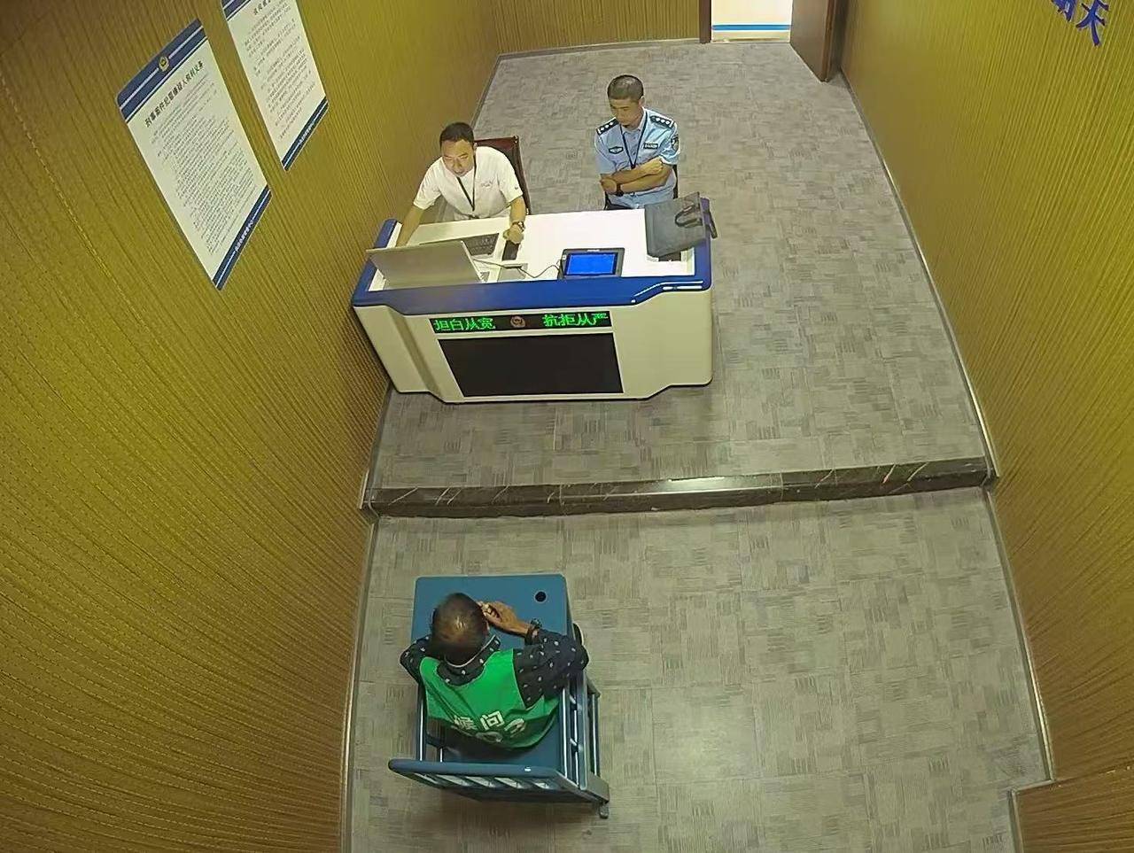 浙江一醉汉推倒围墙被拘,“一推就倒”的围墙是豆腐渣?回应:河边防护墙,用锤子砸的