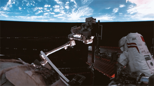 太空上演惊魂一刻!神舟二十号遭神秘物体撞击,返回任务紧急暂停